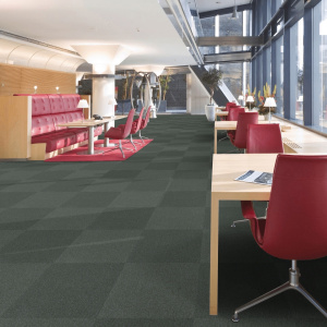 Pose de la dalle moquette U3P3 - Anthracite dans un espace de coworking