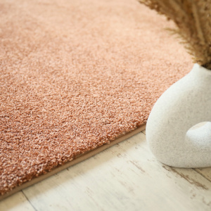 Tapis doux poils longs - Touch rose corail - Galon tabac - vue de près