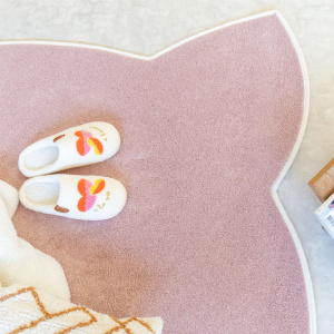 Tapis Miaou - Chat Kawai - Rose poudré dans une chambre d’enfant avec chaussons et accessoires déco