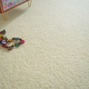 Moquette bouclée Killoo Ecru en laine naturelle avec texture confortable et déco conviviale