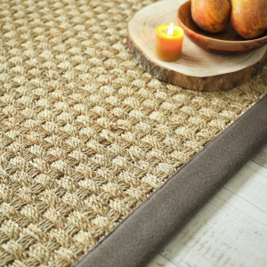 Tapis jonc de mer Chennai natté 4x4 ganse lin marron taupe - vue de près