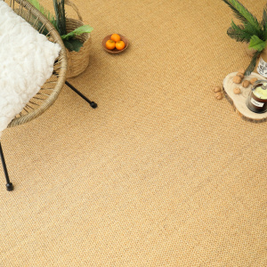 Coin détente avec fauteuil et sol en sisal Tulum coloris miel, ambiance chaleureuse et naturelle