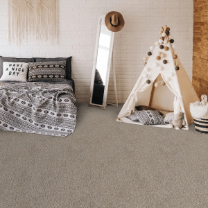 Moquette en polyester recyclé Re-cycle Marron dans chambre enfant avec tente tipi et décor naturel