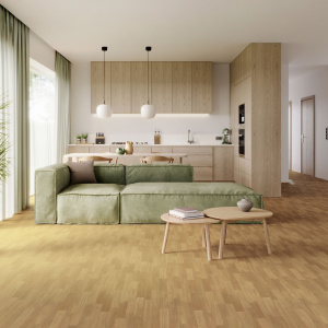 Sol vinyle Batimax Colmar T49 imitation parquet chêne doré dans un salon lumineux avec canapé vert sauge et cuisine ouverte
