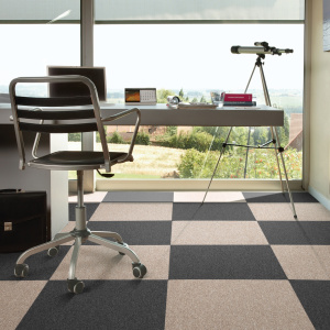 Revêtement de sol en dalles moquette grège modulables pour espace de travail