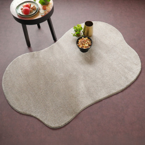 Tapis Influence forme organique grège clair en matière Touch, confection française