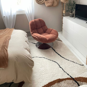 Tapis style berbère Courbes du Désert beige et marron dans une chambre chaleureuse à l’esprit bohème chic