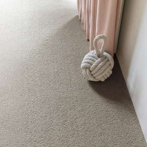 Revêtement laine bouclée Mallow Grège dans une chambre élégante avec finitions textiles naturelles