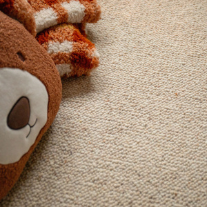 Tapis surjeté chambre enfant en laine bouclée écrue avec peluche