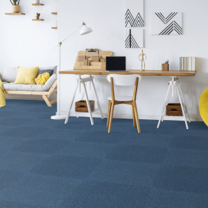 Dalle moquette bouclée bleu en situation dans pièce de vie avec espace bureau