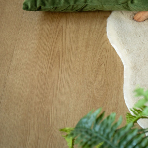 Sol vinyle rigide Rigide Intensif clic 5G-i décor parquet chêne naturel finition ultra mate en salon lumineux