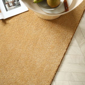 Tapis Select Camel, avec magazine déco et détails de mobilier clair
