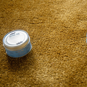 Revêtement moquette ocre antique Pulse, détail surface textile dense