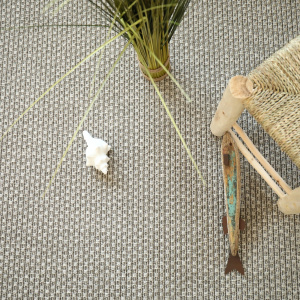 Moquette tissé plat Natté Sumatra Silver avec chaise et plante verte dans ambiance végétale