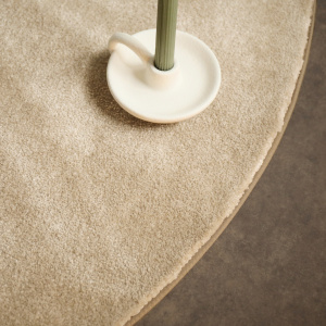Finition galon ton sur ton tapis Hypnose beige nude forme asymétrique