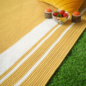 Tapis imitation fibres naturelles intérieur et extérieur Provence jaune safran - vue de près