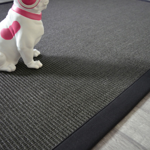 Tapis sisal Yucatan anthracite ganse coton noire - gros plan