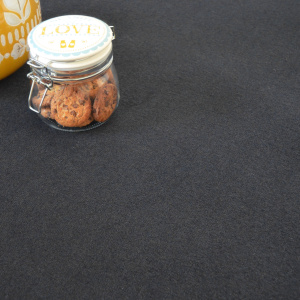 Moquette velours noire Loft Résist avec vase déco et bocal à biscuits