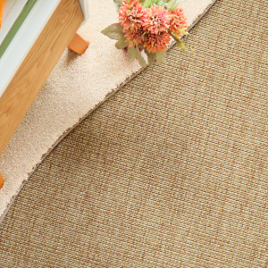Moquette tissé plat Yoga Beige naturel avec plateau et objets dans une ambiance conviviale