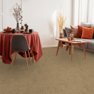 Moquette Re-life Camel en fibres polyester recyclé ambiance salon cosy avec mobilier bois et textiles naturels