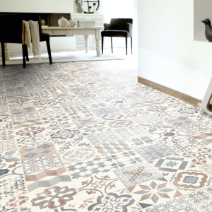 Sol vinyle résistant effet carreaux déco dans une pièce de vie au style naturel
