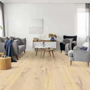 Parquet contrecollé huilé click à plat chêne blanchi dans salon avec fauteuils et table basse