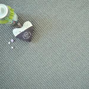 Vue dessus sisal Quintana Gris avec accessoires déco textiles mettant en valeur la texture naturelle