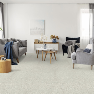 Moquette velours Feelings Balsan Blanc Moon 610 dans salon lumineux avec décoration contemporaine
