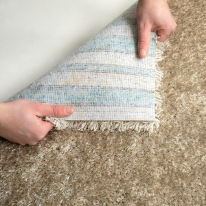 Vue sur le dossier textile robuste de la moquette épaisse Éclat FusionBac beige Shaggy 