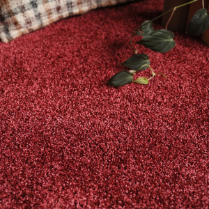 Moquette Feelings Balsan Rouge Passion 580 détail matière dense avec ambiance chaleureuse