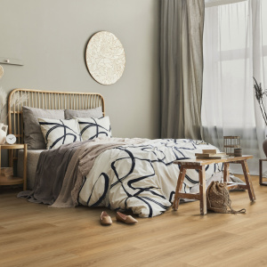 Lame vinyle clipsable - Gerflor R55 Lock+ Acoustic - Selma honey dans un salon lumineux avec canapé clair et table basse en bois