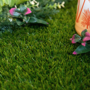 Gazon synthétique Nomade - 34 mm - À raccord scratch, pelouse verte aux brins denses avec feuillages verts et roses et pot à motifs de palmiers orange