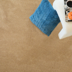 Moquette en polyester recyclé Re-cycle Camel avec texture soyeuse et décoration textile