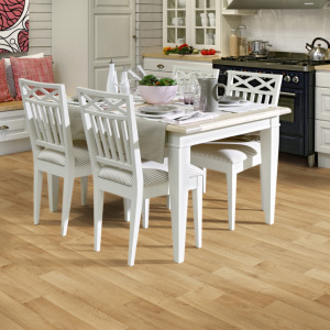 Sol PVC Best imitation parquet hêtre brun clair dans cuisine avec mobilier blanc