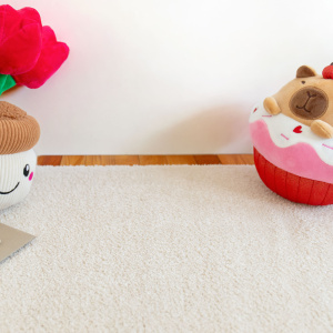 Tapis sur mesure ultra doux Kawaii - Crème avec fleurs rouges et décoration fantaisie dans une ambiance poétique