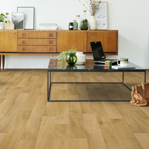 Sol PVC Best imitation parquet hêtre brun clair dans salon avec mobilier