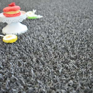 Texture réaliste du gazon synthétique gris foncé Arty 20 mm, mise en scène gourmande