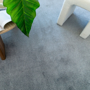 Moquette ultra douce Pulse gris brume, sol textile gris avec table basse et feuillage décoratif