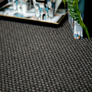 Tapis sur mesure Tulum anthracite en sisal, tissage 1/2 Panama et texture naturelle en situation déco
