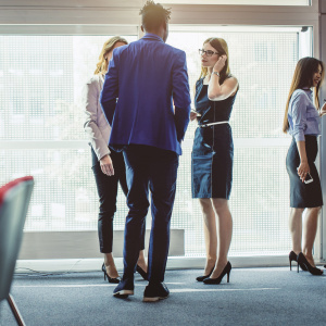 Moquette événementielle Stand Event - Bleu gris utilisée lors d'une rencontre professionnelle en intérieur