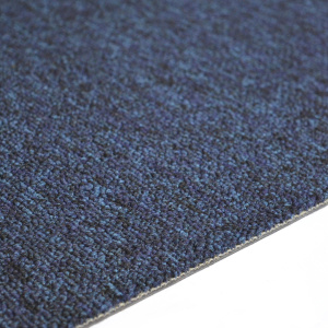 Dalle moquette U3P3 bleu marine en situation dans open space avec postes de travail