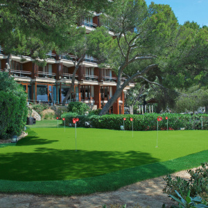 Gazon synthétique Putting Green 13 mm devant un hôtel idéal pour golfeurs