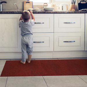 Tapis d'entrée côtelé antisalissures & antidérapant - Rouge posé devant un évier de cuisine