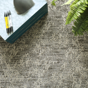 Moquette Jambi nuances gris minéral avec plante verte et objets déco dans une ambiance naturelle