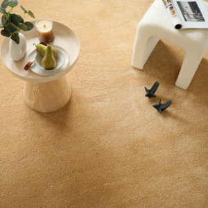 Moquette chambre ou salon Select Camel avec objets déco sur sol velours confortable