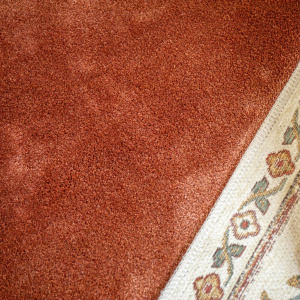 Moquette ultra douce Pulse cuivre brûlé, détail bordure tapis et surface textile