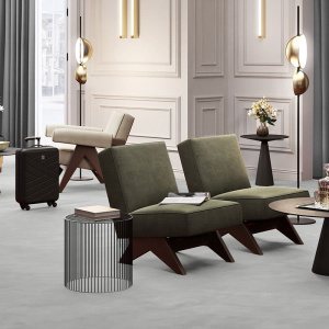 Moquette haute résistance Sylon gris galet intégrée dans un intérieur contemporain élégant