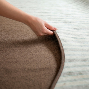 Tapis recyclé forme organique Re-cycle chocolat, revêtement contemporain aux courbes fluides