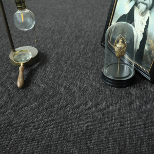 Moquette tissé plat Nusa gris ardoise aspect sisal avec décoration verre et loupe sur sol