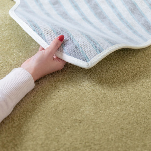 Tapis Miaou - Chat Kawai - Vert matcha, velours particulièrement doux mis en valeur au toucher